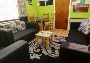 32 ROSECRADDOC LODGE, pet friendly, with a garden in Liskeard