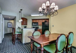 · 3Bdrm Gorgeous Condo - Private Balcony - Multiple Pools