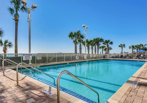 · 3Bdrm Gorgeous Condo - Private Balcony - Multiple Pools