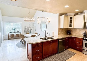 3BR/3BA Villa: Central A/C! Short Walk To Beach!