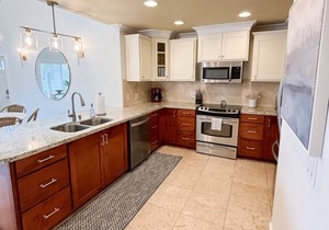 3BR/3BA Villa: Central A/C! Short Walk To Beach!
