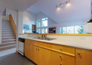 3BR | Alpine Greens | King Bed w/4 Piece Ensuite | Golf Course Location | Parking