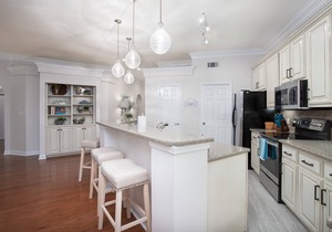 3BR Beach Villa Near Pool! New 6-Seater GOLF CART, Screened Porch, Beach Tram