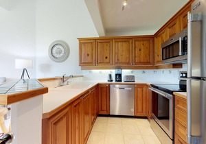 3BR | Blackcomb Greens | King Bed | Jacuzzi Tub | Fireplace | Private Balcony | Parking