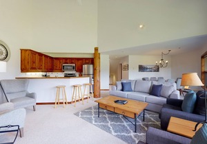 3BR | Blackcomb Greens | King Bed | Jacuzzi Tub | Fireplace | Private Balcony | Parking