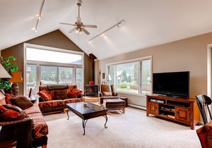 3BR Frisco townhome w/private hot tub, W/D & fenced yard. Walk to Main St.