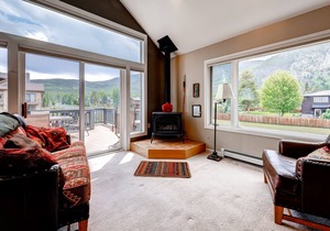 3BR Frisco townhome w/private hot tub, W/D & fenced yard. Walk to Main St.
