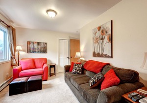 3BR Frisco townhome w/private hot tub, W/D & fenced yard. Walk to Main St.