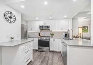 3BR | Lagoons | King Bed | Private Hot Tub | Private Balcony | Village Location | Parking
