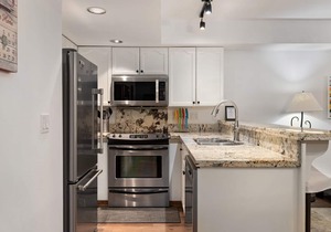 3BR | Valhalla | King Bed | Village Location | Communal Hot Tub | Gas Fireplace | Parking
