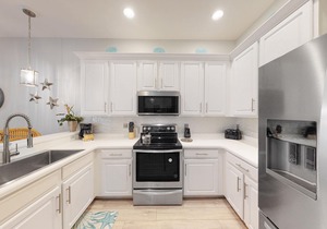 3rd floor condo w/restaurant, balcony, near theme parks, sauna, shared pools