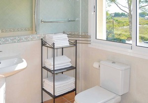 4 bed villa & private pool close to beach