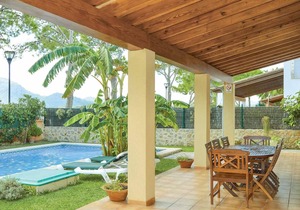 4 bed villa & private pool close to beach