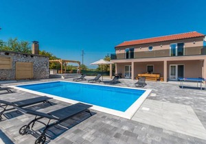 4 bedroom accommodation in Donje Rastane