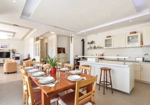 4 bedroom accommodation in Cista Provo