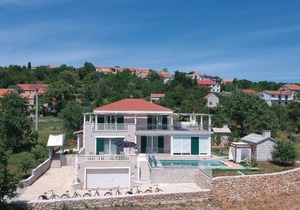 4 bedroom accommodation in Cista Provo