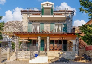 4 bedroom accommodation in Cesarica