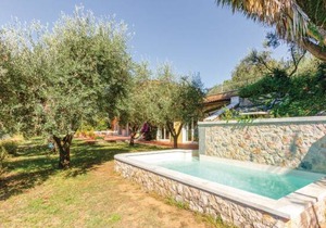 4 bedroom accommodation in Carrara -MS-