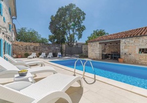 4 bedroom accommodation in Kringa