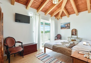 4 bedroom accommodation in Cista Provo