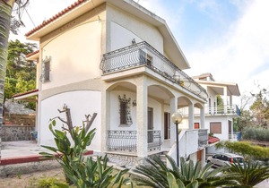 4 bedroom accommodation in Stalettì