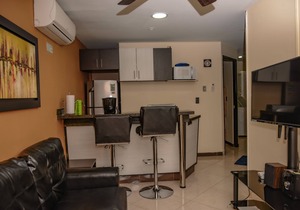 4 Bedroom Combo of two apartments two hot tubs AC security Lleras area