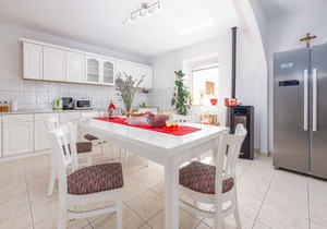 4 bedroom gorgeous home in Lisicic