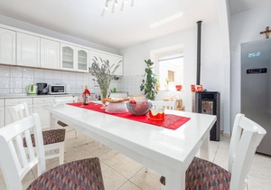 4 bedroom gorgeous home in Lisicic