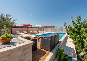 4 bedroom gorgeous home in Lisicic