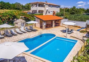 4 bedroom accommodation in Brnobici