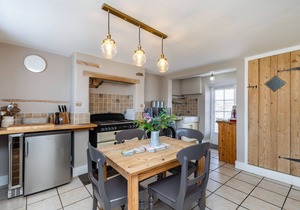 4 CANALSIDE COTTAGES, pet friendly, with a garden in Roade