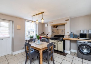 4 CANALSIDE COTTAGES, pet friendly, with a garden in Roade