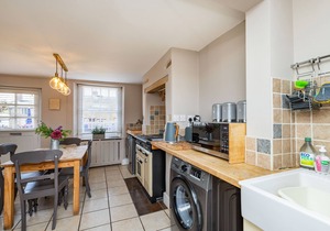 4 CANALSIDE COTTAGES, pet friendly, with a garden in Roade