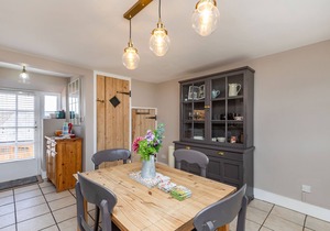 4 CANALSIDE COTTAGES, pet friendly, with a garden in Roade
