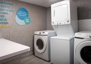 4 Contemporary Units, Free Breakfast and Airport Shuttle! Minutes to Marlins Park