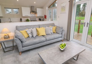 4 FARAWAY FIELDS, pet friendly, luxury holiday cottage in Dobwalls