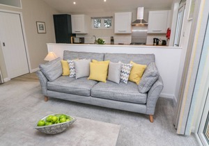 4 FARAWAY FIELDS, pet friendly, luxury holiday cottage in Dobwalls