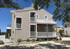 4 Houses To The Beach, Quiet Area, 2nd Floor Unit