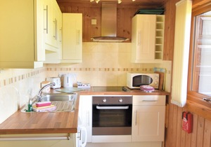 4 PINEWOOD RETREAT, family friendly, with pool in Lyme Regis
