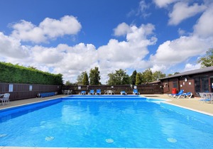 4 PINEWOOD RETREAT, family friendly, with pool in Lyme Regis