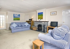 4-Star Family Home in Rock: private garden, walk to beach & pet friendly