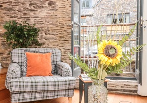 4 THE POTTERY, pet friendly, character holiday cottage in Dartmouth