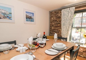 4 THE POTTERY, pet friendly, character holiday cottage in Dartmouth