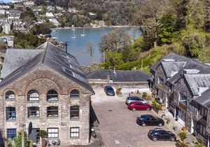 4 THE POTTERY, pet friendly, character holiday cottage in Dartmouth