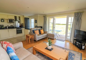 4 THURLESTONE BEACH HOUSE, pet friendly, with a garden in Thurlestone
