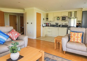 4 THURLESTONE BEACH HOUSE, pet friendly, with a garden in Thurlestone