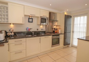 4 THURLESTONE BEACH HOUSE, pet friendly, with a garden in Thurlestone