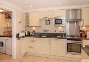 4 THURLESTONE BEACH HOUSE, pet friendly, with a garden in Thurlestone