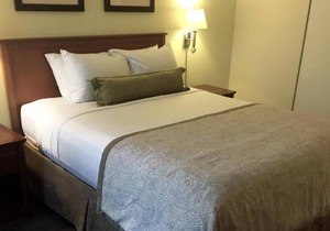4 x Junior Corner Queen Room at Hotel Saint-Laurent Montreal