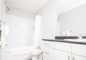 4Bed 2Bath Townhouse with Laundry, Parking & Wi-Fi